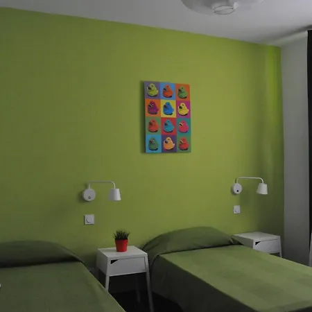 Falow Hostal *
